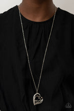 Cargar imagen en el visor de la galería, a-mothers-heart-white